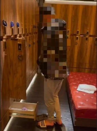 澳门桑拿入场流程:手牌记录消费并用于开启更衣柜