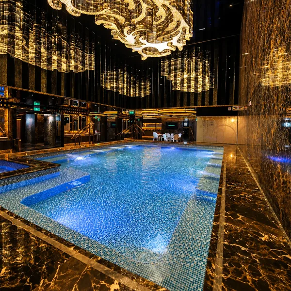 金色吊灯泡池区照片