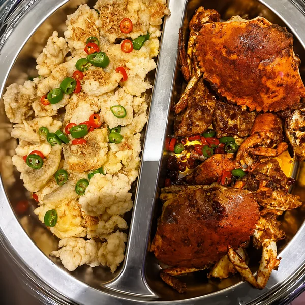 炒飯与蟹类热食照片