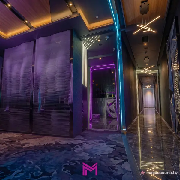 晉會MCLUB霓虹主題房走廊與M字燈飾，澳門桑拿水療通道
